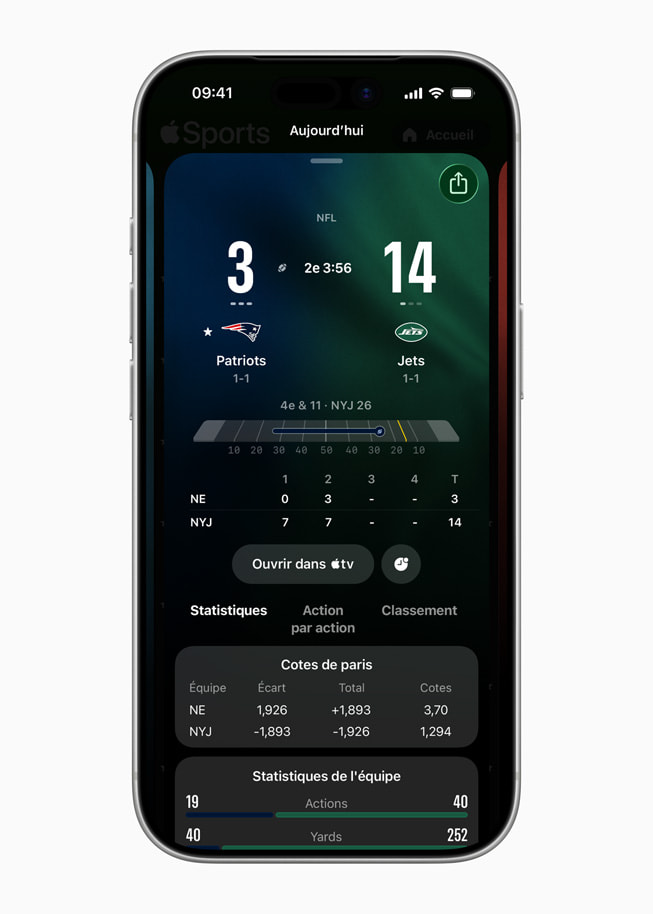 Un iPhone 17?Pro avec l’app Apple?Sports affichant un match de la NFL avec le score en direct ainsi que les cotes des paris et les statistiques des équipes. 
