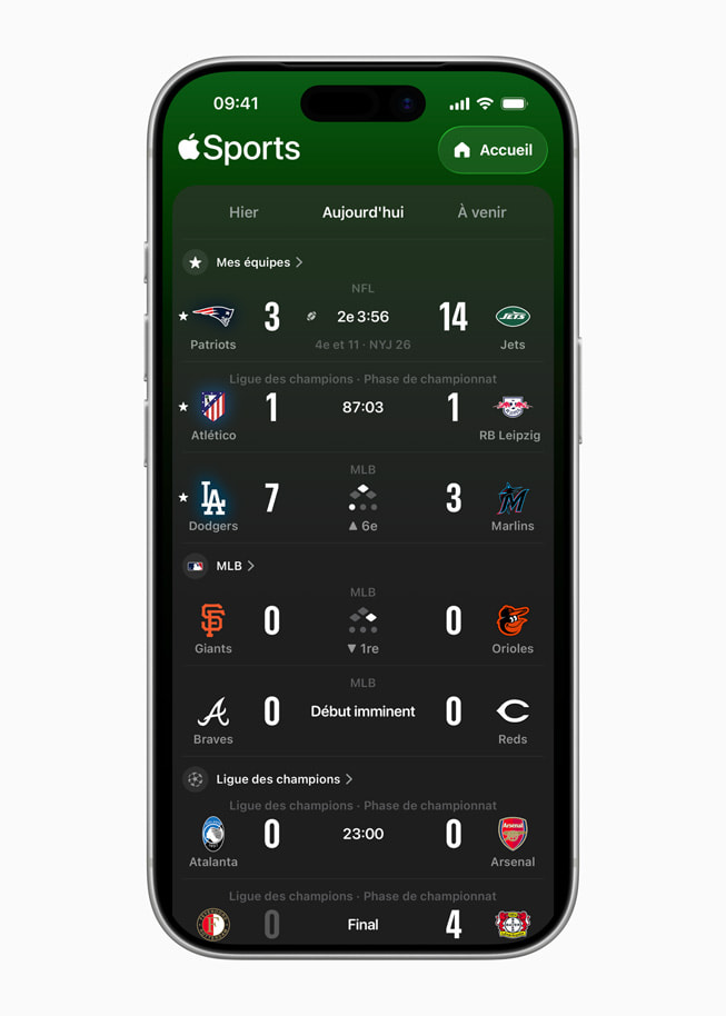 Un iPhone?17?Pro avec l’app Apple?Sports affichant divers matchs dans différentes ligues. 