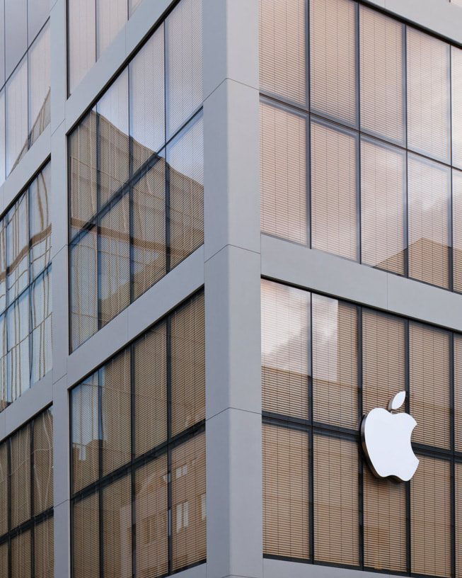 An exterior view of Apple Ginza shows the building’s glass fa?ade. 