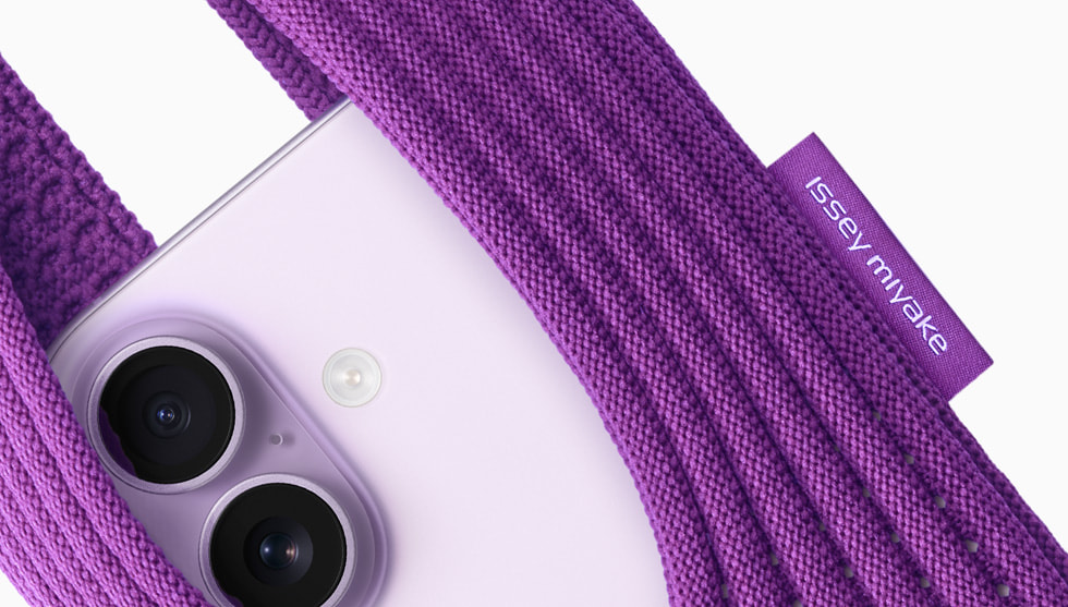 紫色 iPhone Pocket 搭配薰衣草紫色 iPhone 17。