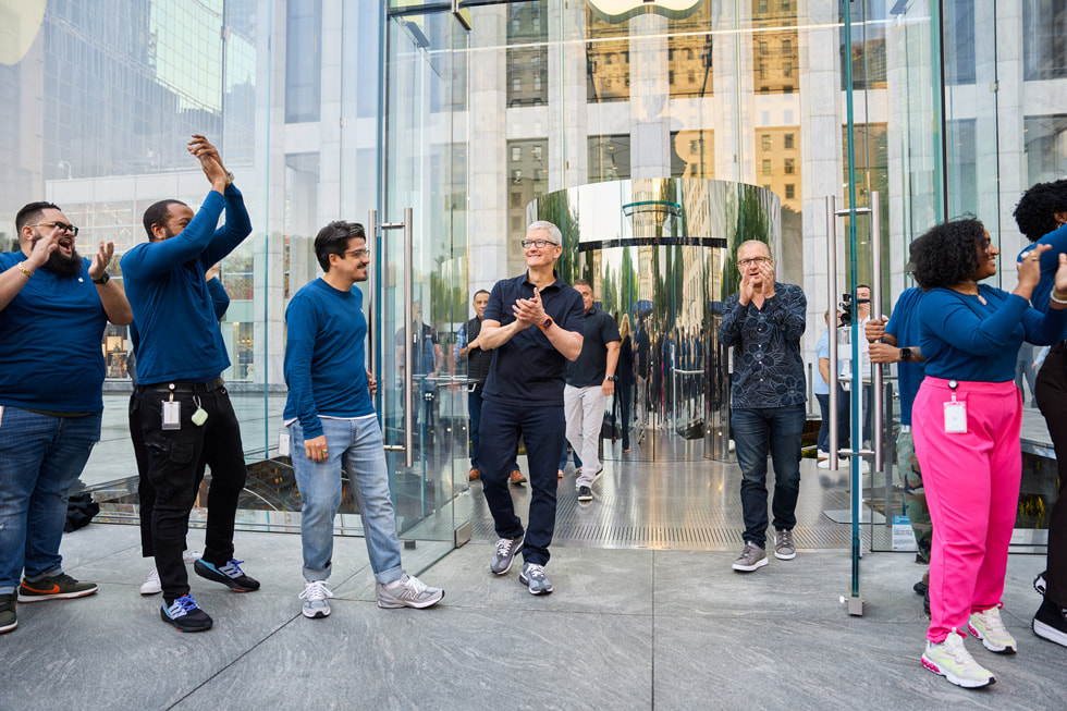 ??? ??? ????? ??????? ?? ????? ?????? ?????? ?????? ????? iPhone?14 ?? ???? Apple?Fifth?Avenue. 