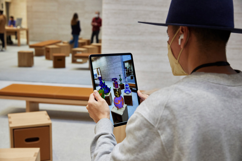 Apple Ba?dat caddesi ekip üyesi iPad ile.