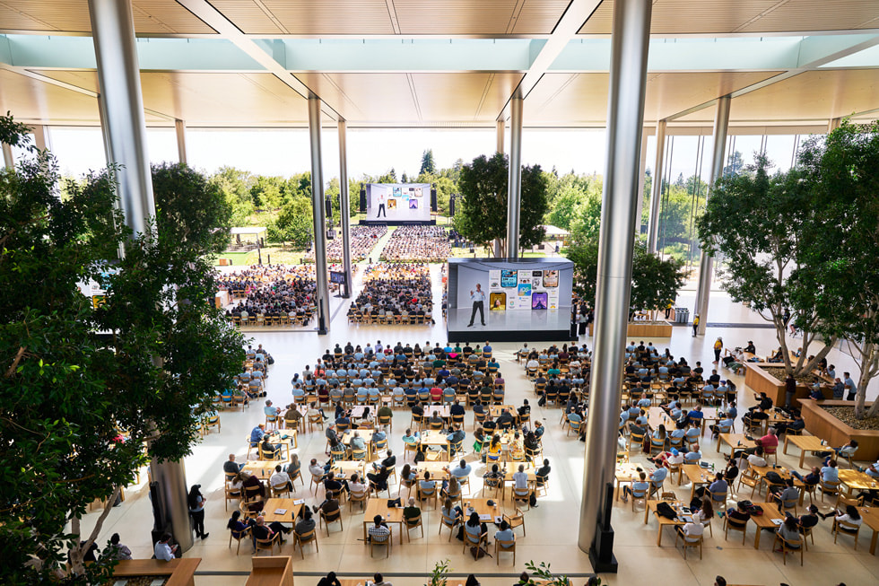 ???? ???????? ?? ????? WWDC22 ????? ?????? ?? ???? iOS?16 ?? Apple?Park.