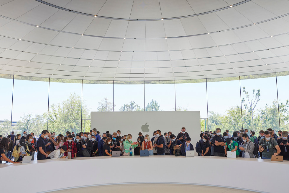 ??? ???? ????? WWDC22 ?? ???? MacBook?Air ??????.