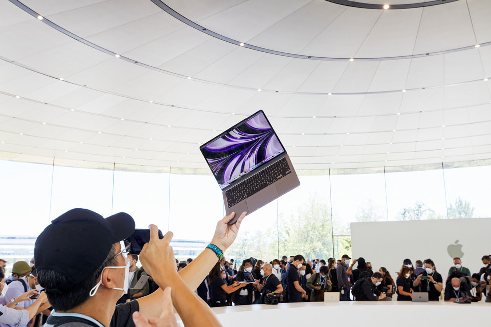 ??? ?????? ?? ????? WWDC22 ?? ???? MacBook?Air ??????.