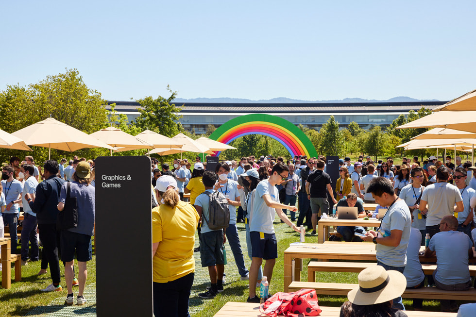 ???? ????? WWDC22 ?? ???? "?????? ???? ?????" ?? Apple?Park.