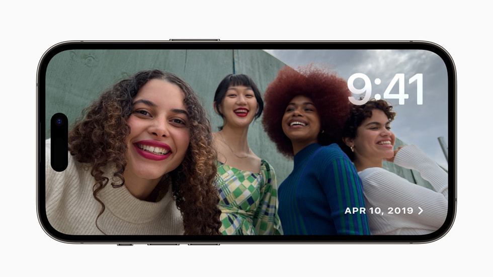 iPhone 14 Pro’daki iOS 17’de, birlikte poz veren bir arkada? grubuna ait bir foto?raf?n g?sterildi?i Beklemede ?zelli?i.