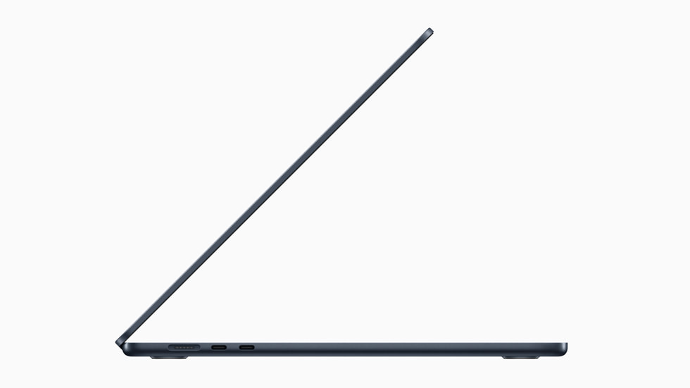 Vis?o lateral do novo MacBook Air de 15 polegadas na cor meia-noite.