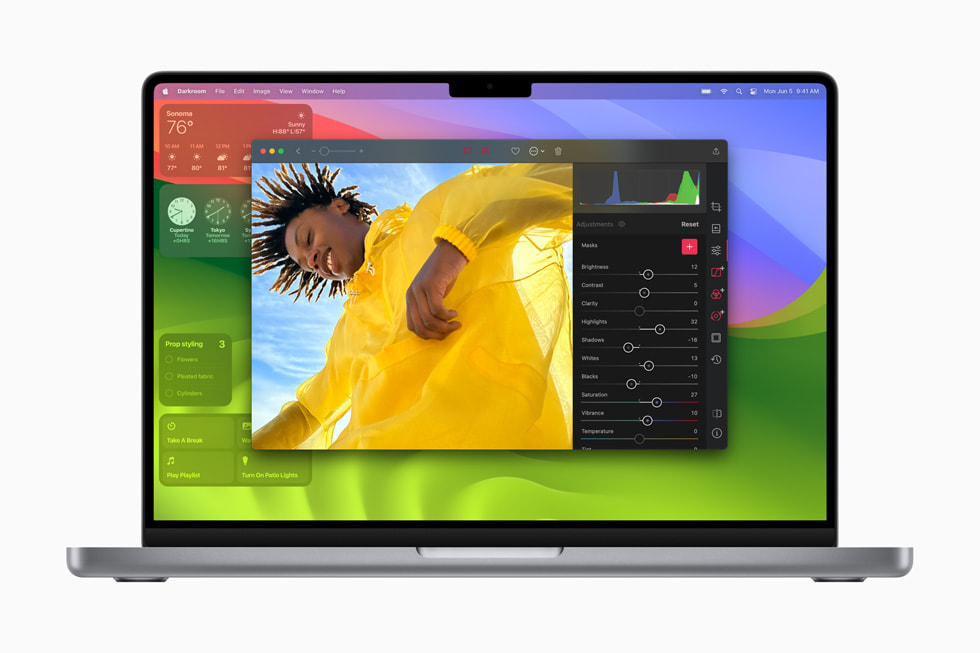 macOS Sonoma yüklü bir MacBook Pro’da bir Darkroom projesi ve arka planda ara? tak?mlar? g?steriliyor.