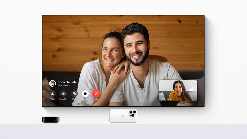 TV ekran?nda Apple TV 4K ile yeni FaceTime deneyimi g?steriliyor.