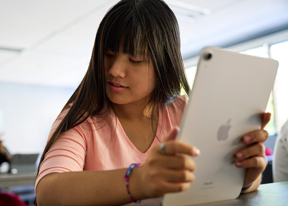 Alaula Sprecher, participante au programme Photography for All, avec son iPad.