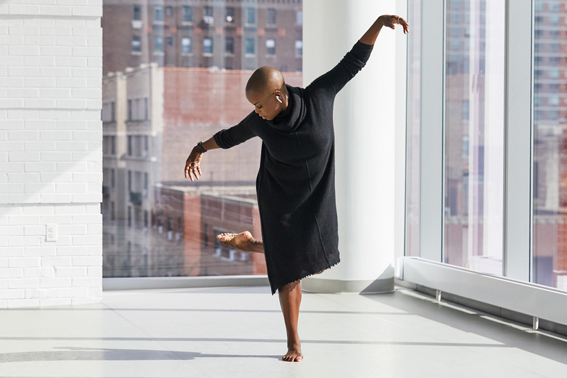 ??? ????? ?????? AirPods ????? ????? ?? ????? The Ailey School ????? ?????.