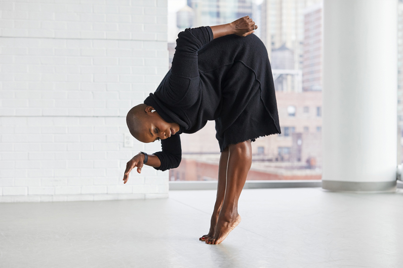 ??? ????? ?????? AirPods ????? ????? ?? ????? The Ailey School ????? ?????.