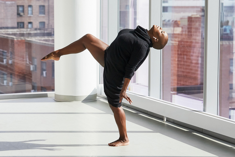 ??? ????? ?????? AirPods ????? ????? ?? ????? The Ailey School ????? ?????.