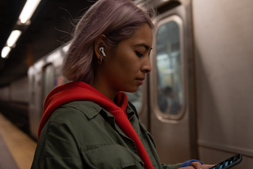 Bir AirPods Pro kullan?c?s? tren bekliyor.