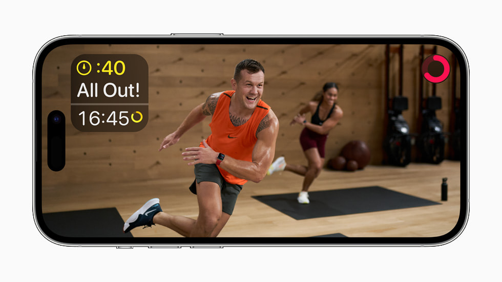 Bu?i t?p luy?n Apple Fitness+ trên iPhone 14 Pro.