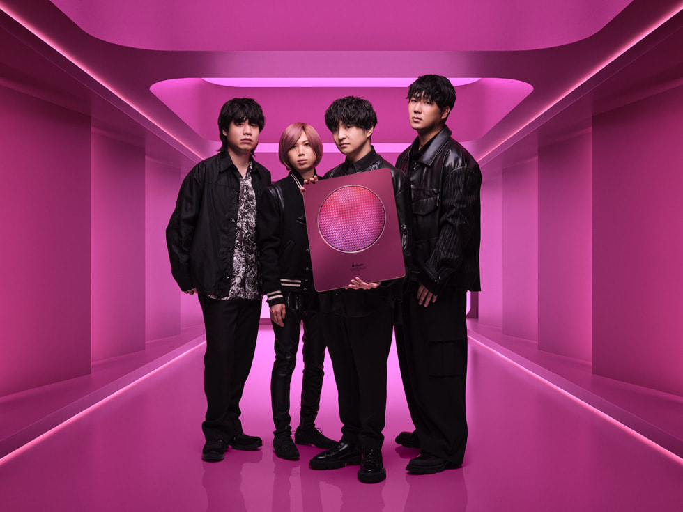 Japon müzik grubu OFFICIAL HIGE DANDISM Apple Music ?dülüyle poz veriyor.
