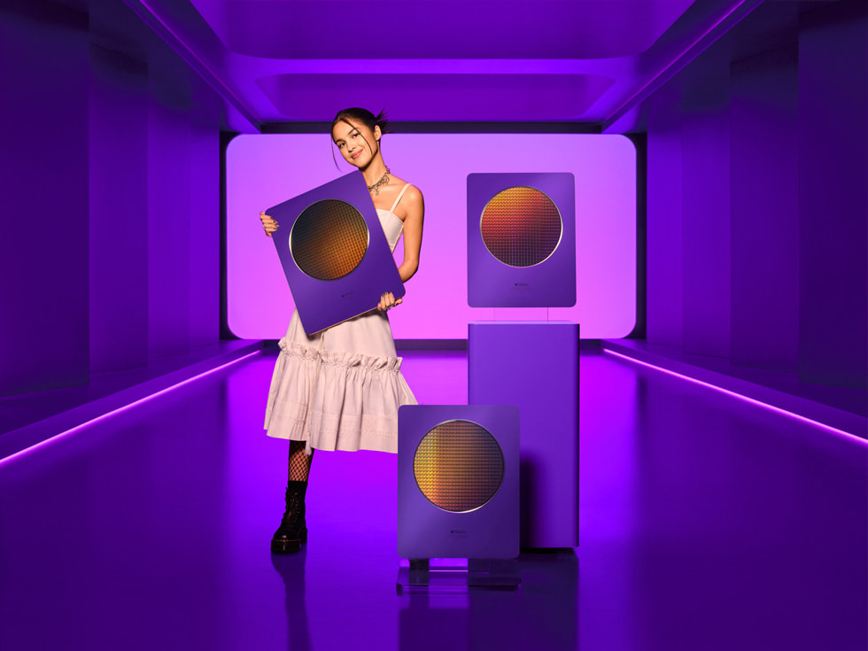 ?ark?c? Olivia Rodrigo Apple Music ?dülüyle poz veriyor.