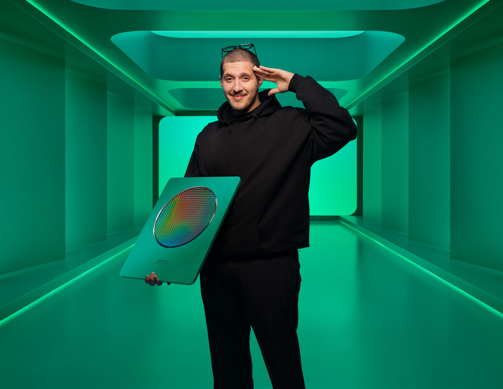 Rap sanat??s? RIN Apple Music ?dülüyle poz veriyor.