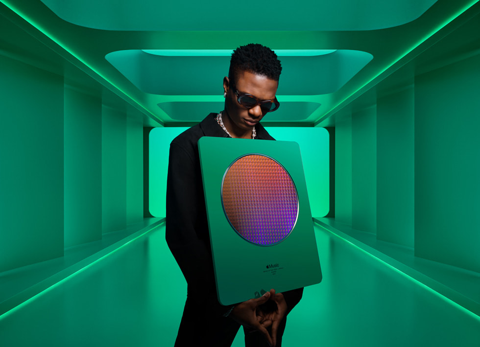 ?ark?c? ve ?ark? yazar? Wizkid Apple Music ?dülüyle poz veriyor.