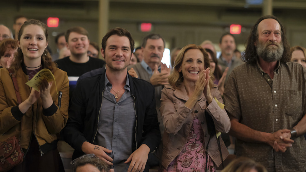 Apple Original Film eseri “CODA”dan bir karede oyuncular Emilia Jones, Daniel Durant, Marlee Matlin ve Troy Kotsur bir arada g?rülüyor.
