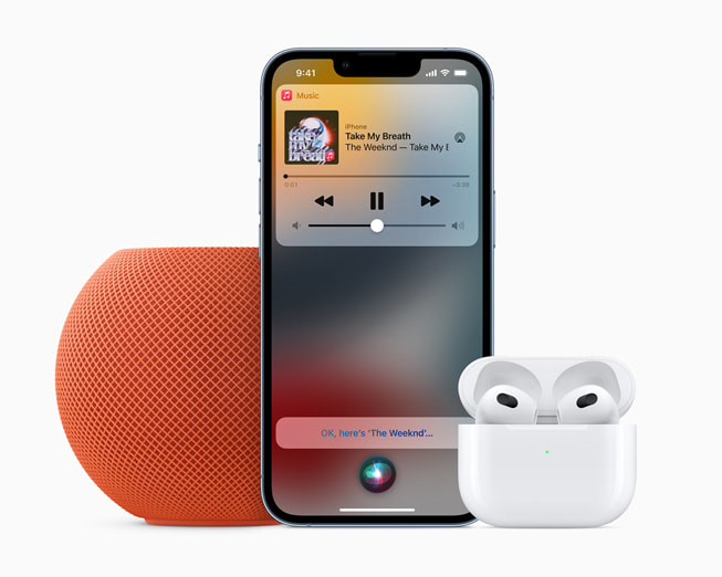 iPhone?13 ve AirPods (3. nesil) ile Apple?Music?Voice hizmetinin kullan?ld??? HomePod?mini.