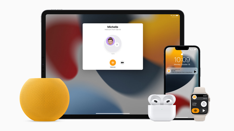 iPad?Pro, AirPods (3. nesil), iPhone?13 ve Apple?Watch Series?7 aras?nda ?nterkom ?zelli?ini kullanan HomePod?mini.