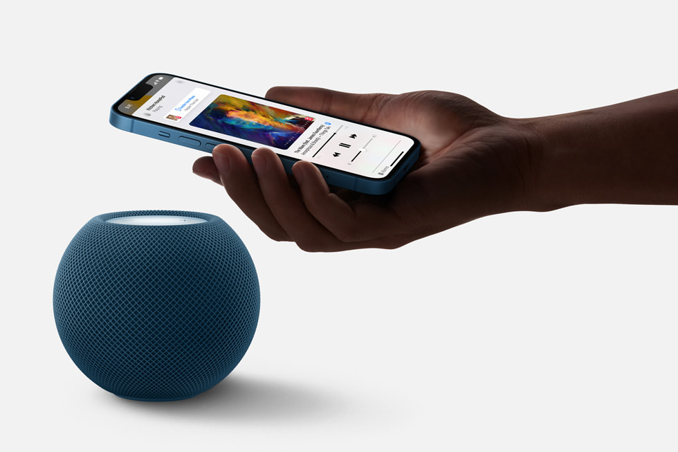 Sesi aktarmak i?in HomePod?mini’ye yak?nla?t?r?lan iPhone?13.