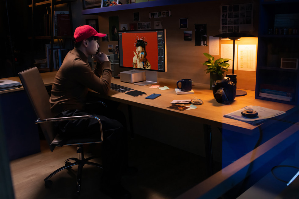 Bir yarat?c? profesyonel ofis ortam?nda Mac Studio ve Studio Display ile ?al???yor.