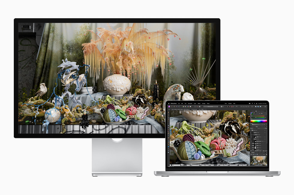  Studio Display ve MacBook Pro’da bir foto?raf düzenleme i? ak??? g?steriliyor.