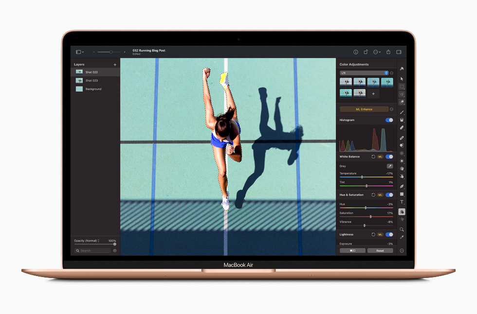 MacBook Air’de Photoshop’taki bir foto?raf düzenleme ekran? g?rüntüleniyor.