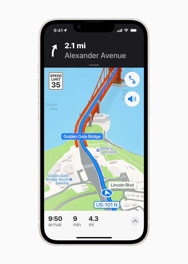 iOS 15 yüklü y?ld?z ????? renginde bir iPhone 13’te, Harita uygulamas?nda San Fransisco’nun ü? boyutlu ?ehir navigasyonu g?steriliyor.