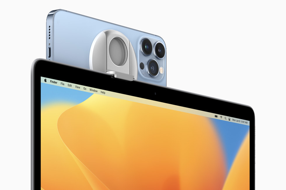 Yeni 13 MacBook Pro’da Süreklilik Kameras? ile web kameras? olarak kullan?lan iPhone 13 Pro.
