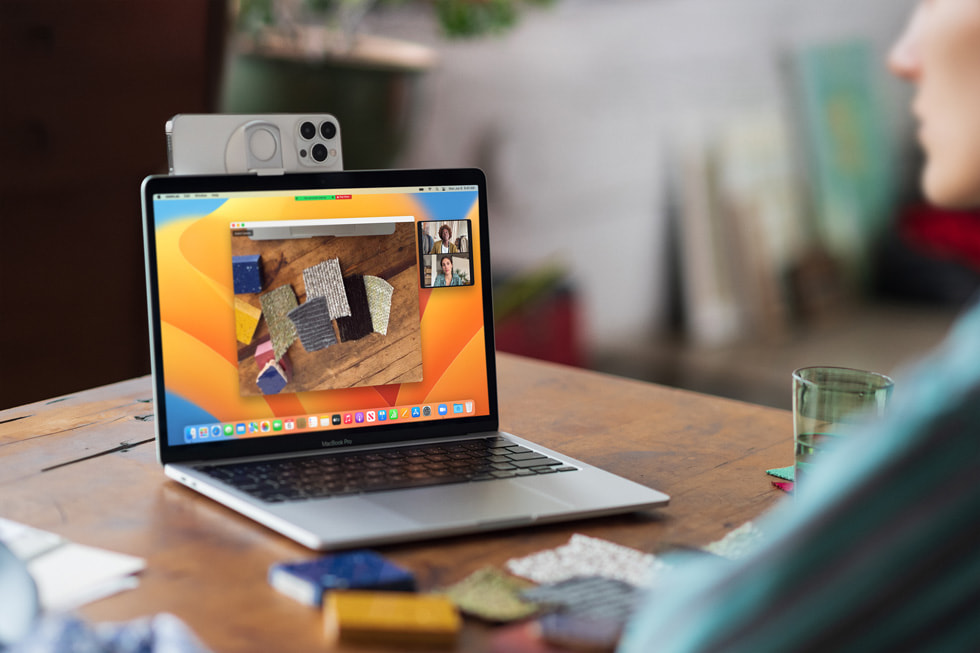 MacBook Pro’da web kameras? olarak kullan?lan iPhone 13 Pro.