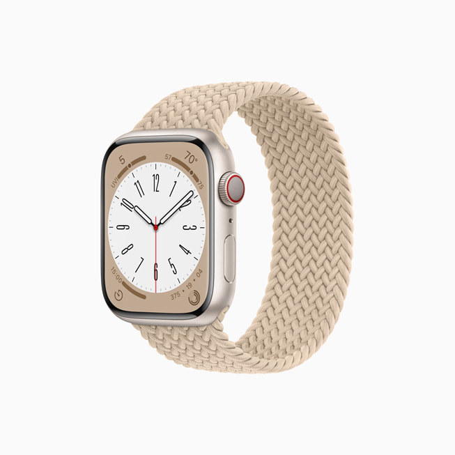 Apple Watch Series 8 v? nh?m màu ánh sao v?i Day Qu?n Solo S?i B?n màu be.