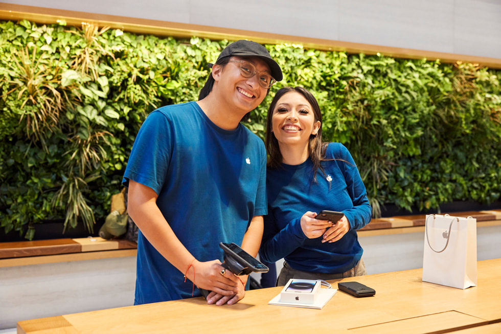 Chuyên gia Apple m?m c??i phía sau chi?c bàn.