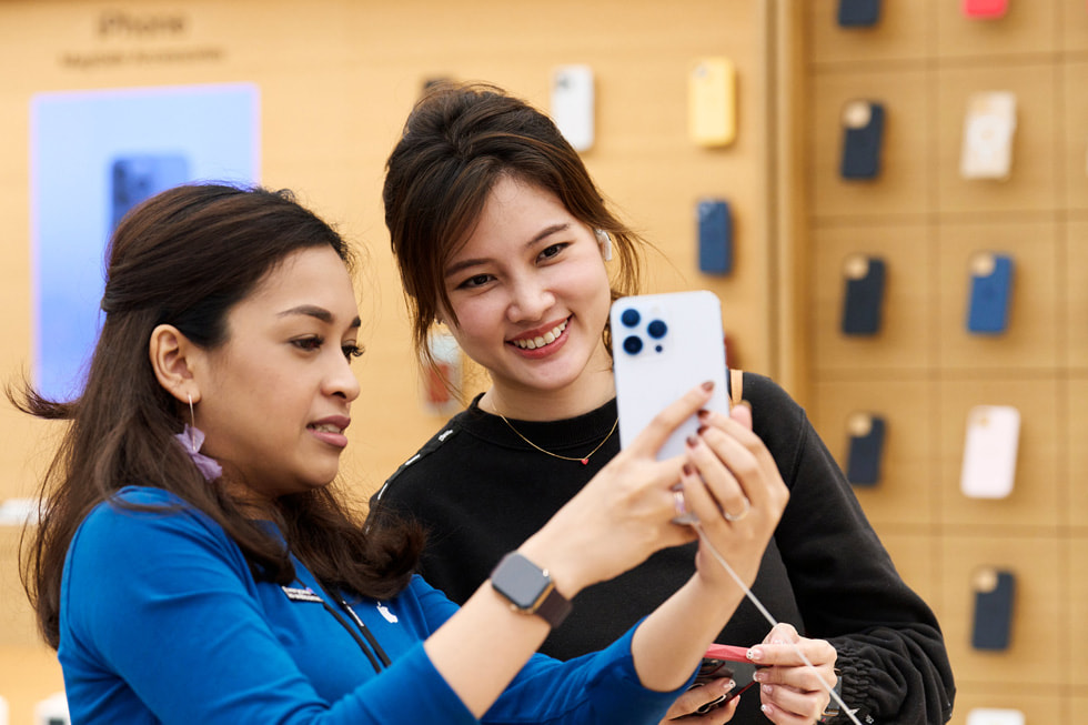 M?t Chuyên Gia Apple ?ang gi?i thi?u các tính n?ng c?a iPhone 14 Pro cho khách hàng.
