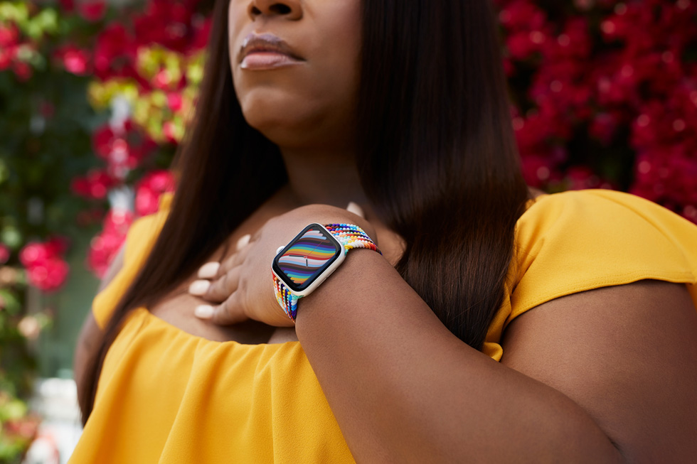 LGBTQ+ savunucusu Dominique Morgan’?n bile?inde Apple Watch Pride Edition ?rgü Spor Loop ve saat kadran? ile yak?n ?ekim g?rüntüsü.