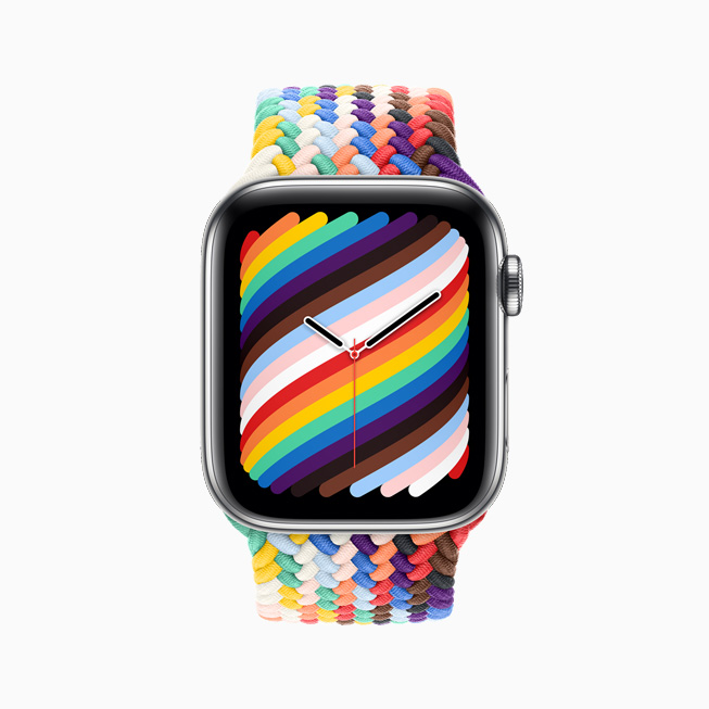 Apple Watch i?in Pride Edition ?rgü Solo Loop ve Pride kadran?n?n ?nden g?rünümü.