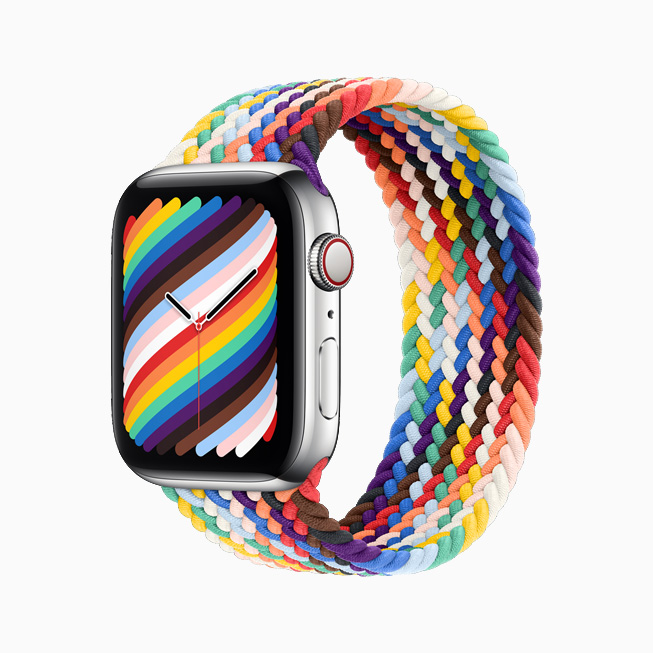 Apple Watch i?in Pride Edition ?rgü Solo Loop ve Pride kadran?n?n yandan g?rünümü.