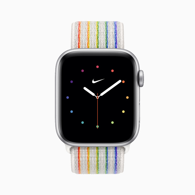 Apple Watch Nike i?in Pride Edition ?rgü Solo Loop ve Pride kadran?n?n ?nden g?rünümü.