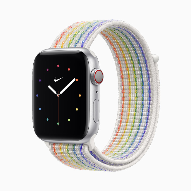 Apple Watch Nike i?in Pride Edition Spor Loop ve Pride kadran?n?n yandan g?rünümü.