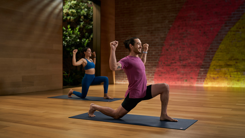 Dice Iida-Klein, hu?n luy?n viên m?i nh?t c?a ??i ng? hu?n luy?n viên Fitness+ ?ang d?y yoga.