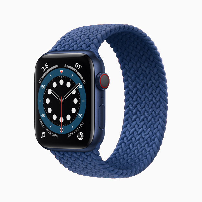 Mavi alüminyum kasa ve mavi ?rgü Solo Loop’lu Apple Watch Series 6.
