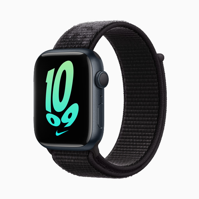 Apple Watch Series 7 siyah bir Nike kordonla g?steriliyor.