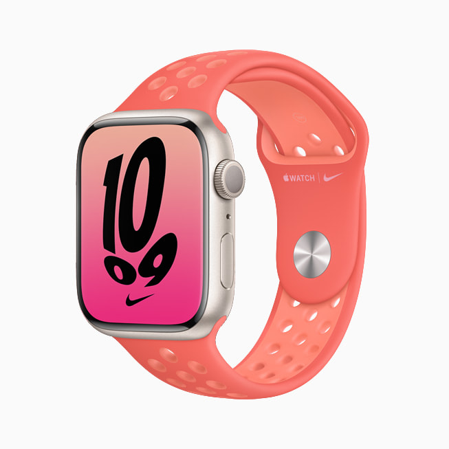 Apple Watch Series 7 pembe bir Nike kordonla g?steriliyor.