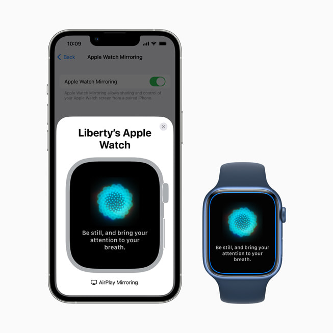 E?le?tirilmi? bir iPhone ve Apple Watch’ta kullan?c?lar?n Apple Watch Yans?tma ?zelli?ini kullanarak Nefes uygulamas?n? nas?l g?rebilece?i g?steriliyor.