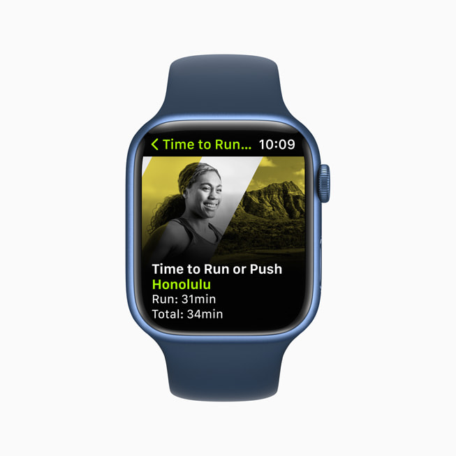 Apple Watch ekran?nda Apple Fitness+’taki bir Ko?ma veya ?tme Zaman? antrenman? g?steriliyor. 