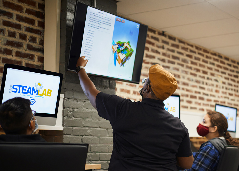 Mia Williams imparte una clase con el plan de estudios de Programación para todos.