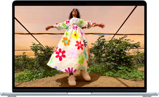 MacBook Air 15 cali z widocznym wy?wietlaczem Liquid Retina